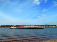 Ein Containerschiff in Lemwerder