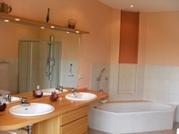 Landhaus Julia - Badezimmer mit großer Badewanne und Waschbecken